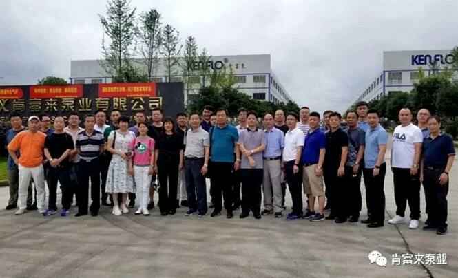 与会人员在遵义九游官方web站-JiuYou J9(中国)有限公司大门口合影留念